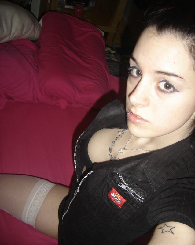 Fille gothique très coquine